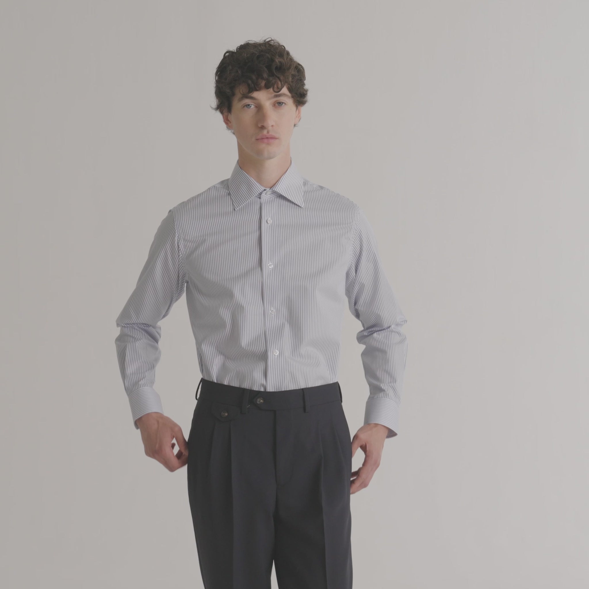 Chemise cintrée en twill à fines rayures bleues et blanches