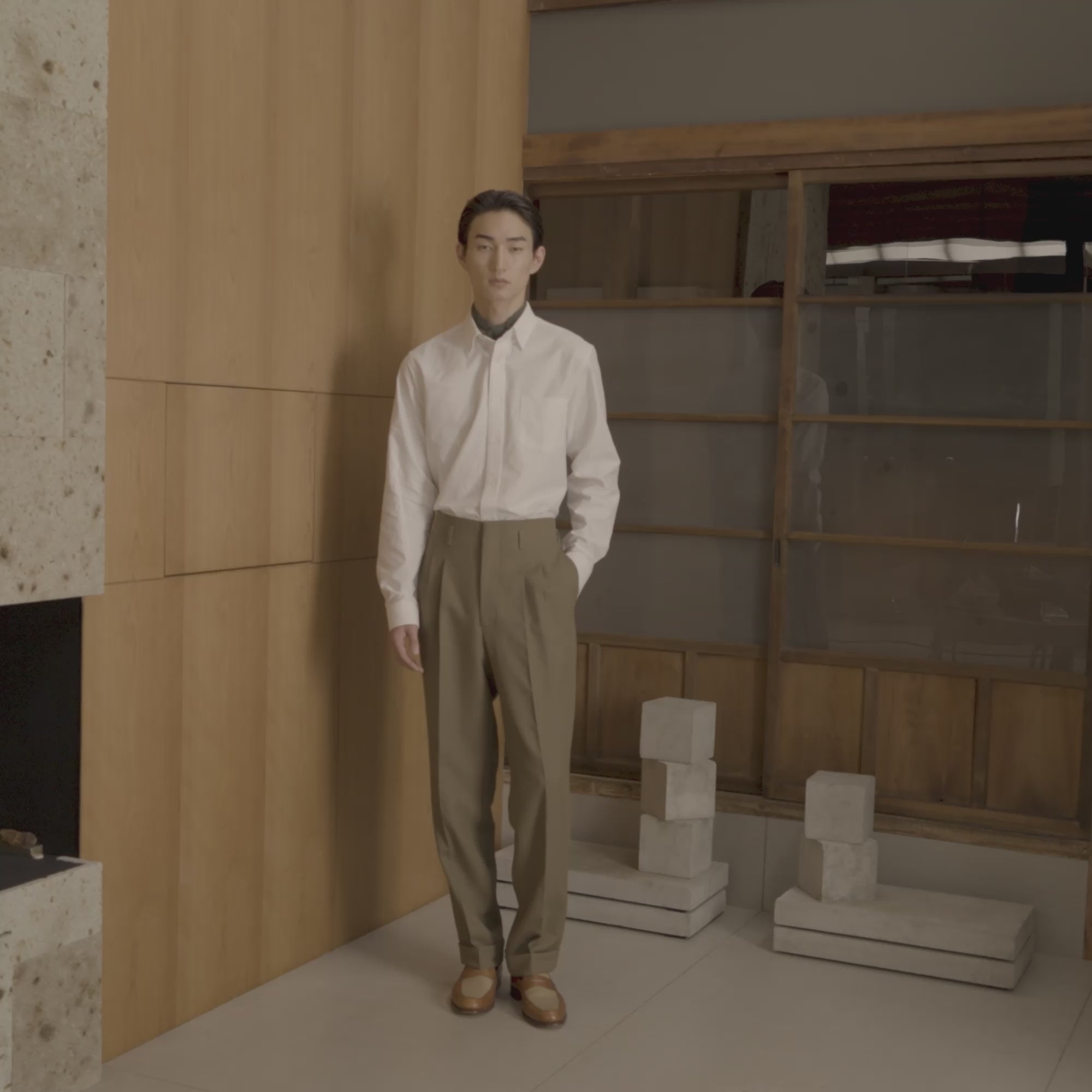 Pantalon drop loop brun à pinces en laine vierge