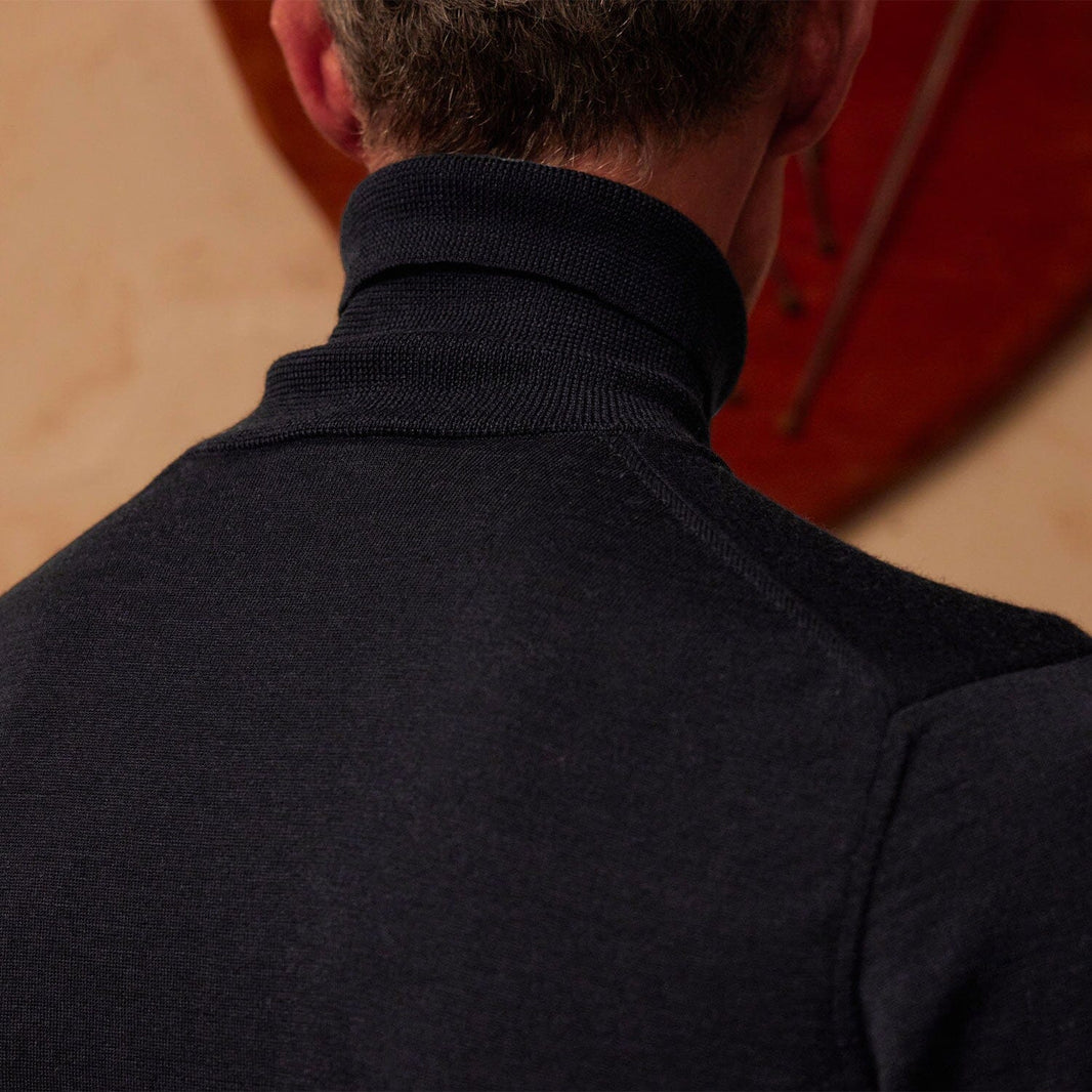 Pull à col roulé en laine mérinos bleu marine